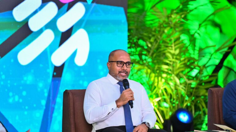 ހޯމް މިނިސްޓަރު އަލީ އިހުސާން "އަހާ" ފޯރަމްގައި